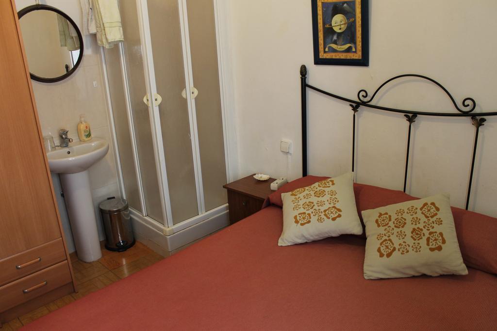 Hostal Graciela Madrid Ngoại thất bức ảnh